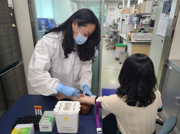 현장 방역요원 등 코로나19 항체 검사 장면