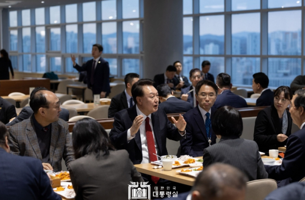 3월 6일 윤석열 대통령은 세종시 정부세종청사 구내식당에서 한덕수 국무총리, 이주호 부총리 겸 교육부 장관, 조규홍 보건복지부 장관, 의사 출신 보건복지부 의료개혁 담당자, 교육부 늘봄학교 담당자 등 관계 공무원들과 만찬을 했다.