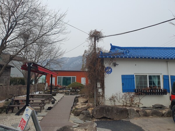 *주차장 쪽에서 바라본 마당