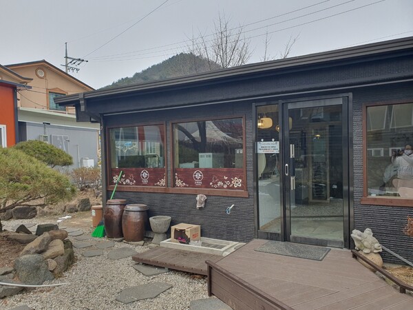 *마당 우측편에 드디어 식당 본관이 보임 *마당 우측편에 드디어 식당 본관이 보임