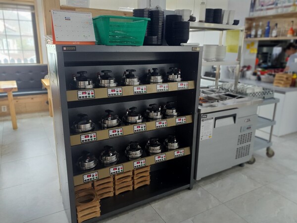 *돌솥밥을 위해 도열해 있는 솥들 ㅎㅎ *돌솥밥을 위해 도열해 있는 솥들 ㅎㅎ