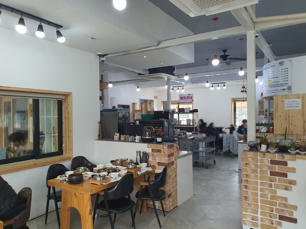 *테이블은 넉넉한 편이고 테이블 간격이 커서 편했다 *테이블은 넉넉한 편이고 테이블 간격이 커서 편했다