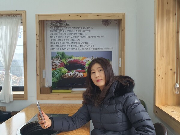 *주문후 기대에 찬 포즈! 뒤에 걸린 게시판에 각색전립투전골의 설명이 나온다! *주문후 기대에 찬 포즈! 뒤에 걸린 게시판에 각색전립투전골의 설명이 나온다!