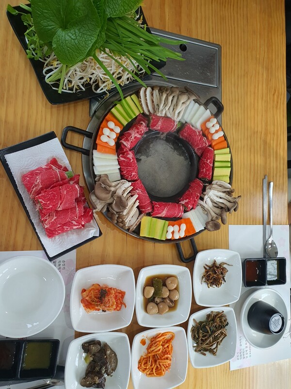 *큰 깻잎처럼 생긴 저것이 지역 특산물인 고추냉이라고 한다 *큰 깻잎처럼 생긴 저것이 지역 특산물인 고추냉이라고 한다