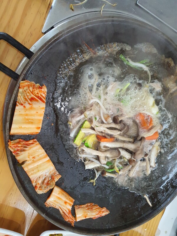 *불판에 김치도 구워서 먹고 ㅎㅎ *불판에 김치도 구워서 먹고 ㅎㅎ