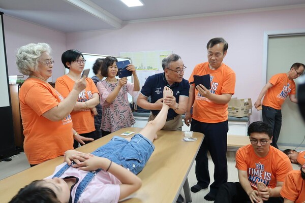 *직접 발마사지 교육을 하는 모습 *직접 발마사지 교육을 하는 모습