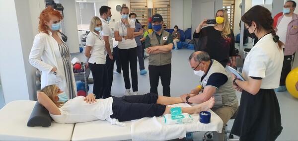 * 크로아티아 봉사 활동 중 전문가들과 함께 발 마사지 교육을 했다. * 크로아티아 봉사 활동 중 전문가들과 함께 발 마사지 교육을 했다.