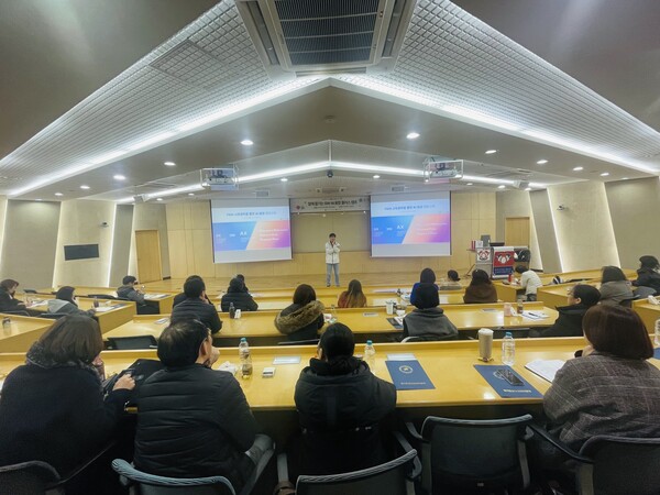 * 최고 수준의 관심이 교육계와 산업계에서 AI에게 쏟아지고 있다. * 최고 수준의 관심이 교육계와 산업계에서 AI에게 쏟아지고 있다.