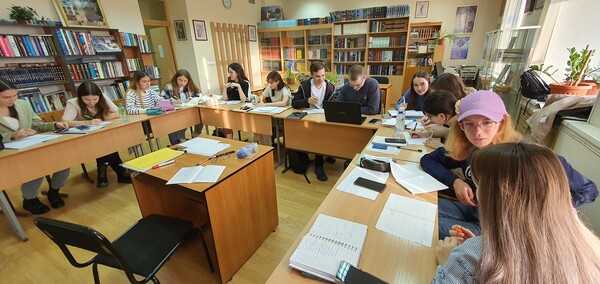 * 한국어 수업 장면