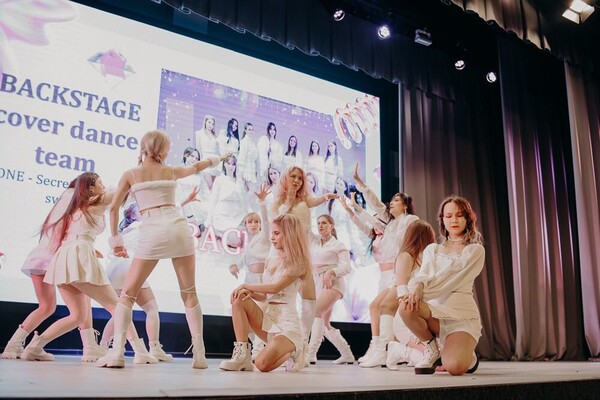 *k-pop dance는 한국 아이돌 못지 않은 실력 발휘를 하고 있다.