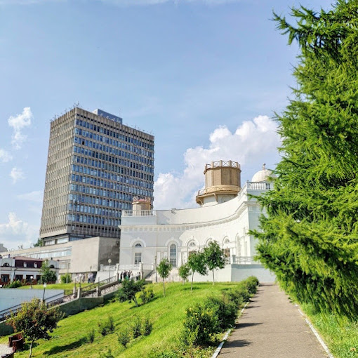 *카잔연방대학교 : 왼쪽은 물리대학, 오른쪽은 세계 대학 학과 순위 10위권인 천문학과의 천문대의 사진이다. (이미지 출처 - 위키백과) *카잔연방대학교 : 왼쪽은 물리대학, 오른쪽은 세계 대학 학과 순위 10위권인 천문학과의 천문대의 사진이다. (이미지 출처 - 위키백과)