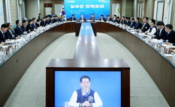 김영록 전라남도지사가 19일 오전 도청 서재필실에서 실국장 정책회의를 주재하고 있다.