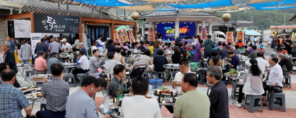 지난해, 불금불파 행사장에서 관광객들이 불고기를 먹으며 공연을 즐기고 있다.