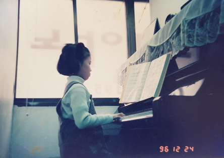 * 초등학교때 피아노를 연습하는 미래의 피아니스트 고유미 어린이