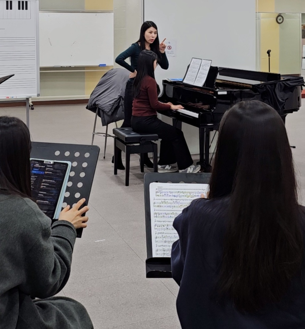 * '입시생들과 대학원생들을 지도할때는 더 큰 에너지와 열정이 발산되는것 같아요.' * '입시생들과 대학원생들을 지도할때는 더 큰 에너지와 열정이 발산되는것 같아요.'