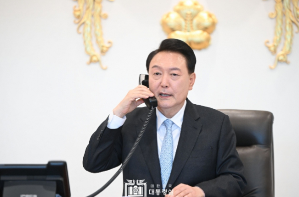 4월 17일 윤석열 대통령은 「프라보워 수비안토(Prabowo Subianto)」 인도네시아 대통령 당선인과 전화 통화를 갖고 양국관계 발전 방안에 대해 의견을 교환했습니다.