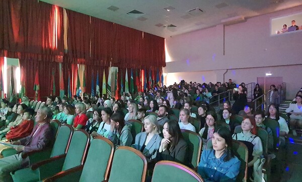 220여명 이상의 관람객이 함께 하여 행사를 더욱 빛냈다 220여명 이상의 관람객이 함께 하여 행사를 더욱 빛냈다