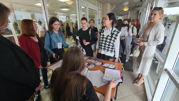 줄지어서 입장 등록을 하는 참가자들 줄지어서 입장 등록을 하는 참가자들