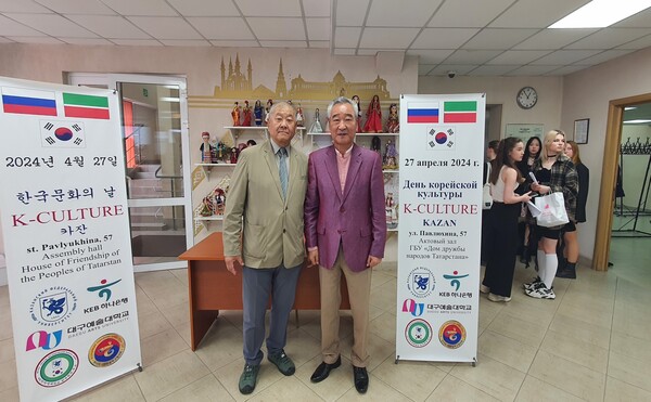 행사 주최자인 고영철 교수와 카잔 고려인협회 김루돌프 회장 행사 주최자인 고영철 교수와 카잔 고려인협회 김루돌프 회장