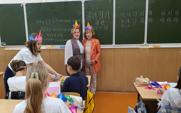 카잔 18학교 한국문화 수업 사진. 한국인 교사 김영숙 선생님 주관 카잔 18학교 한국문화 수업 사진. 한국인 교사 김영숙 선생님 주관