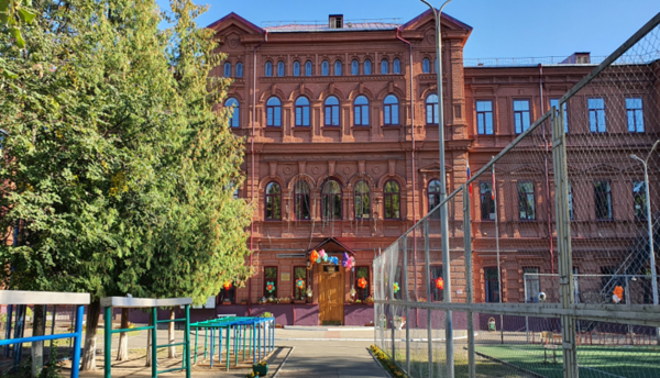 ‘외국어 특수학교’로 지정되어 카잔 지역에서 ‘한국어를 유일하게 제2외국어로 채택”하고 있는 카잔 18학교 전경 ‘외국어 특수학교’로 지정되어 카잔 지역에서 ‘한국어를 유일하게 제2외국어로 채택”하고 있는 카잔 18학교 전경