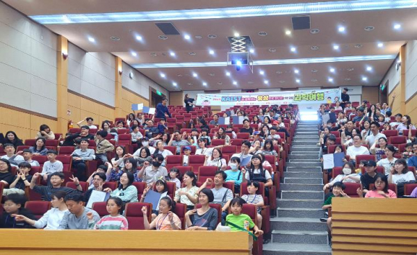 지난 12일 카이스트 창의학습관 터만홀에서 ‘유성으로 떠나는 과학여행’ 수료식이 개최된 가운데 참여 가족들이 기념촬영을 하고 있다.