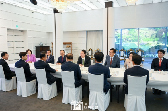 5월 13일 윤석열 대통령은 관저에서 국민의힘 비상대책위원회 위원들과 상견례를 겸한 만찬을 함께 했다.