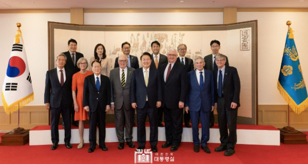 5월 14일 윤석열 대통령은 「에드윈 퓰너(Edwin Feulner)」 헤리티지재단 창립자를 비롯한 미일 학계 및 전직 인사들을 접견하고, 한미동맹과 한일관계 발전 방안, 역내 및 글로벌 정세에 대해 의견을 교환했다.