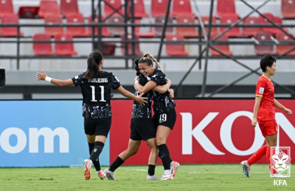 케이시 페어(19번)가 중국과의 3,4위전에서 골을 터뜨린 뒤 동료와 함께 기뻐하고 있다.