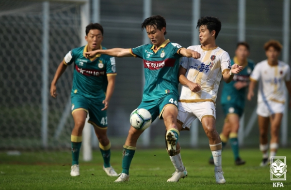 지난해 대전하나시티즌 B팀과 FC충주(흰색 유니폼) 간 K4리그 경기 장면.