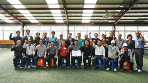 성낙인 군수가 영산면 월령1구 게이트볼 분회를 찾아 우승을 축하하고 어르신들과 기념사진 촬영을 하고 있다