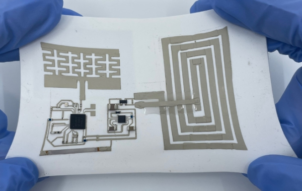 고무처럼 늘려도 고성능 전기적 특성을 유지하는 웨어러블 기기