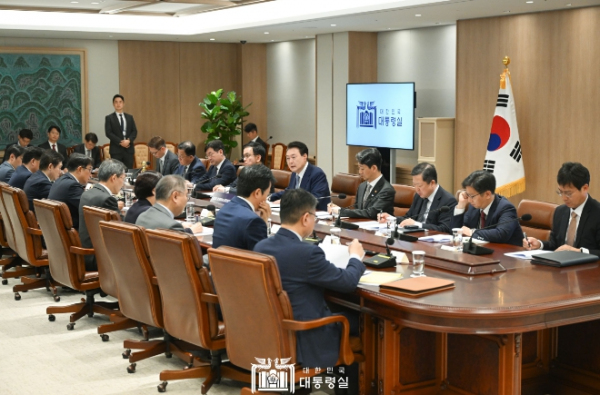 5월 23일 윤석열 대통령은 용산 대통령실에서 반도체 산업을 주제로 ‘제2차 경제이슈점검회의’를 주재했다.