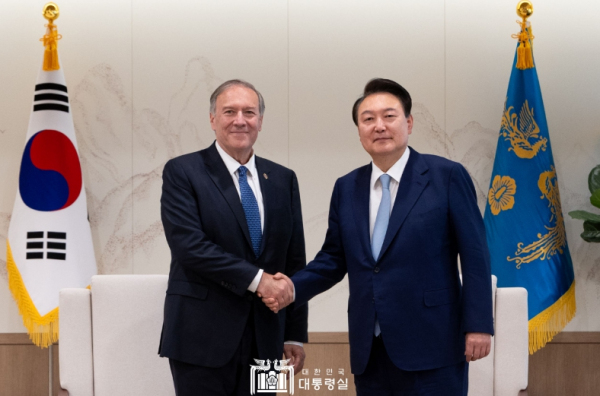 5월 23일 윤석열 대통령은 「마이크 폼페이오(Mike Pompeo)」 전 미국 국무장관을 접견하고, 한미 동맹 발전 방안과 한반도 정세에 대해 의견을 교환했다.