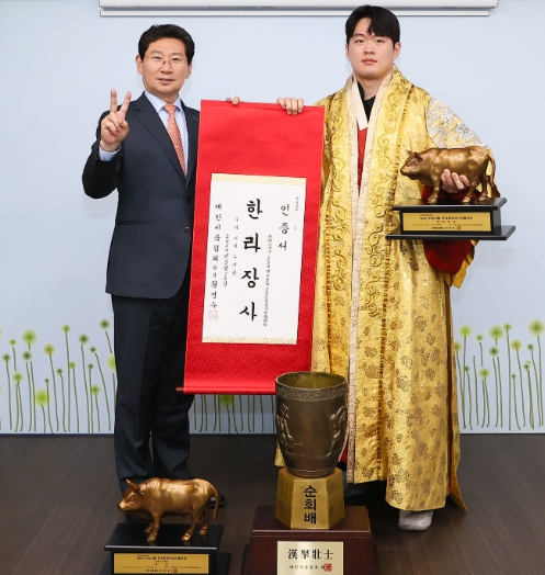 용인특례시(시장 이상일)는 23일 시청 시장실에서 시 직장운동경기부 씨름단 박민교 선수의 개인 통상 4번째 한라장사 등극 봉납식과 단체전 우승으로 시를 빛낸 선수단을 격려하는 행사를 가졌다.