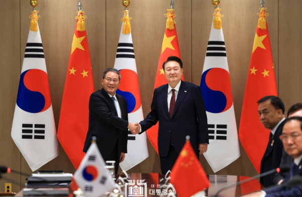 5월 26일 윤석열 대통령은 용산 대통령실에서 리창 중국 총리와 회담을 가졌다.