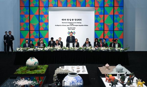 5월 26일 윤석열 대통령은 제9차 한일중 정상회의에 참석한 기시다 후미오 일본 총리, 리창 중국 총리를 비롯한 3국 대표단을 환영하는 만찬을 함께했다.