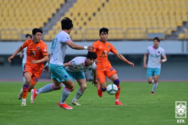 지난 25일 파주스타디움에서 열린 파주시민(주황색 유니폼)과 여주FC 간 K3리그 경기 장면.