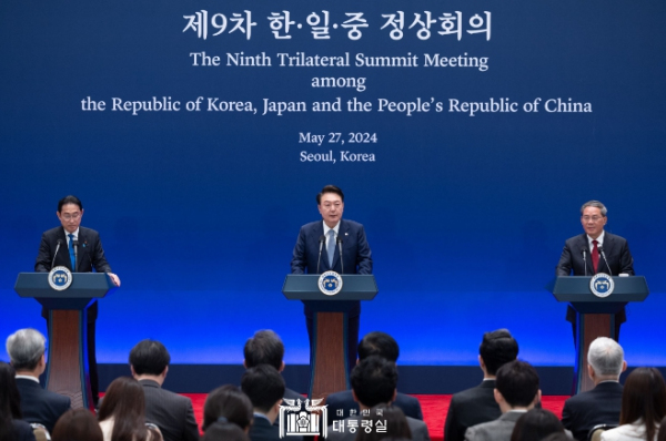 5월 27일 윤석열 대통령은 기시다 후미오 일본 총리, 리창 중국 총리와 한·일·중 공동기자회견을 가졌다.
