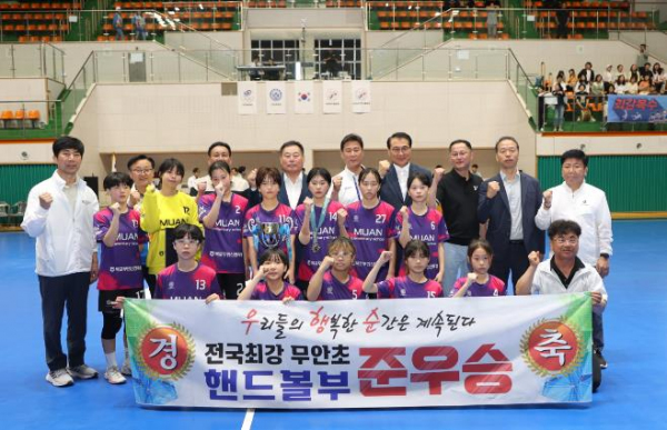 김산 무안군수, 무안초 소년체전 핸드볼 준우승 축하 격려