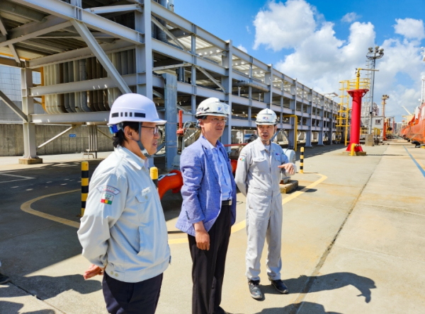 고석진 관세청 통관국장(가운데) 28일 울산시 온산항 소재 ㈜정일스톨트헤븐울산을 방문하여 오일탱크터미널 시설 현장을 둘러 보고 있다.