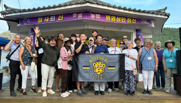 강진군 병영면 불금불파 무대에서 강진원 강진군수와 미주리대 방문단이 파이팅을 외치고 있다.