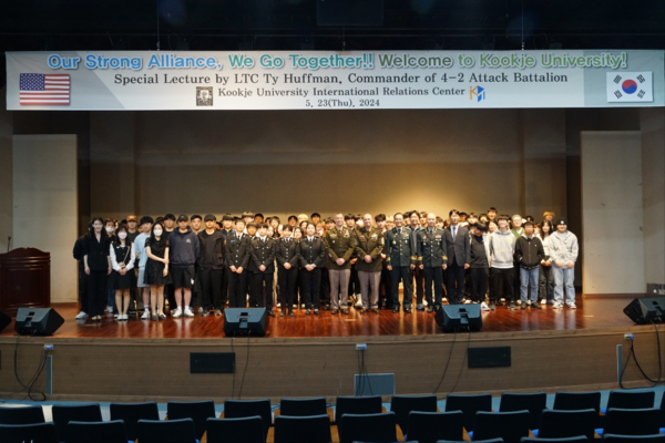 국제대학교 학생들과 험프리스 2전투항공여단 관계자들 국제대학교 학생들과 험프리스 2전투항공여단 관계자들