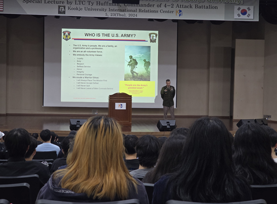 험프리스 2항공전투여단 공격대대장의 특강 모습 험프리스 2항공전투여단 공격대대장의 특강 모습
