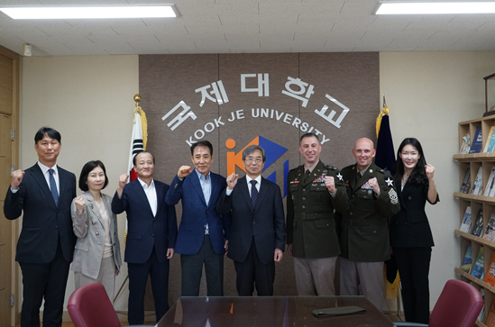 국제대학교 및 2전투항공여단 관계자들 국제대학교 및 2전투항공여단 관계자들