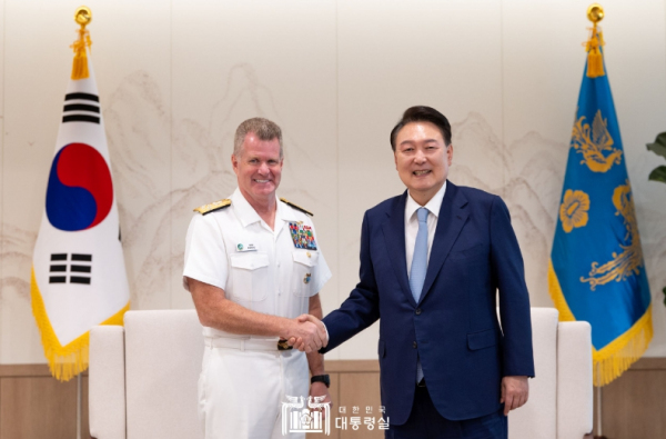 5월 30일 윤석열 대통령은 용산 대통령실에서 사무엘 파파로(Samuel Paparo) 신임 美 인도 태평양사령관을 접견하고, 사령관 취임을 축하하며 연합방위태세 강화를 위해 힘써줄 것을 당부했다.