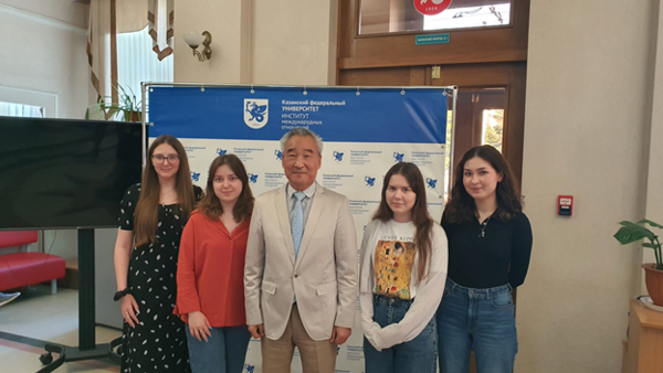 [출판에 참여했고, 2024년 5월 31일 카잔연방대 한국학연구소에 마지막까지 근무한 조교 사진: 왼쪽부터 - 가르데르 배로니카, 쉐뻴 안나, 고영철, 카유모바 알수, 아불하노바 밀레나]