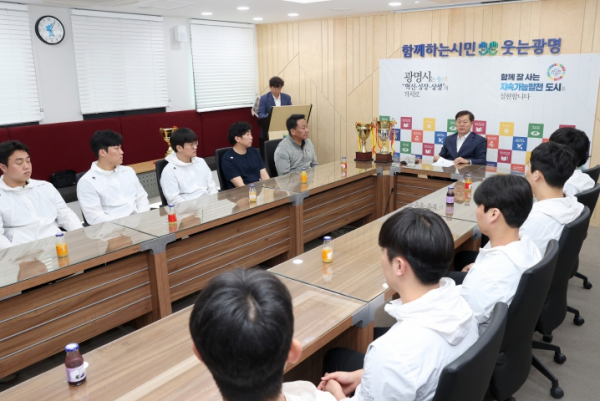 박승원 광명시장은 지난 3일 시청 영상회의실에서 올 시즌 단체전 3관왕을 차지하며 광명시를 빛낸 직장운동경기부 검도 선수단을 격려했다.