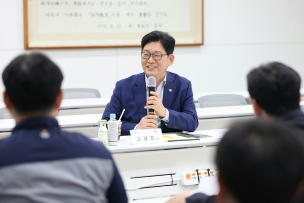 고광효 관세청장이 4일 오후 CJ제일제당 인천공장을 방문하여 관세행정 지원방안 등에 대해 논의하고 있다.