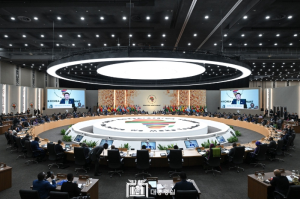 6월 4일 윤석열 대통령은 2024 한-아프리카 정상회의 오전 세션에 참석했다.